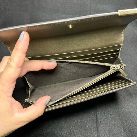 🩶GUCCI Metallic Gray Patent Microguccissima Wallet, Italy🩶 - Picture 9 of 14